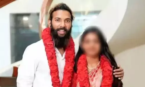 കുംഭമേളയിലെ വൈറൽ പെൺകുട്ടിയുടെ രേഖകൾ വ്യാജമല്ല, വിവാഹത്തിൽ വീഴ്ച പറ്റിയിട്ടില്ലെന്ന് ഡിജിപി റവാഡ ചന്ദ്രശേഖർ