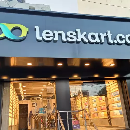 പൊട്ടിനും സിന്ദൂരത്തിനും വിലക്കില്ല; വിവാദ സ്റ്റൈൽ ഗൈഡ് തിരുത്തി ലെൻസ്കാർട്ട്