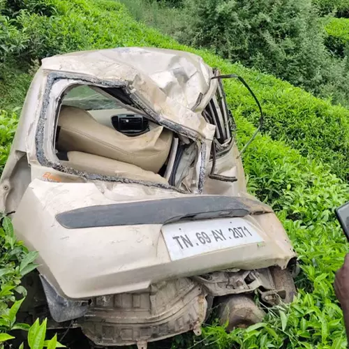 കാർ കൊക്കയിൽ വീണ് കോഴിക്കോട് സ്വദേശി ഉൾപ്പെടെ രണ്ടുപേർക്ക് പരിക്ക്