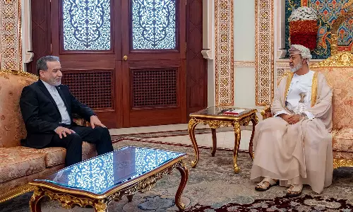 മസ്‌കത്തിൽ നിർണായക ചർച്ചകൾ; ഇറാൻ വിദേശകാര്യ മന്ത്രി ഒമാൻ സുൽത്താനുമായി കൂടിക്കാഴ്ച നടത്തി
