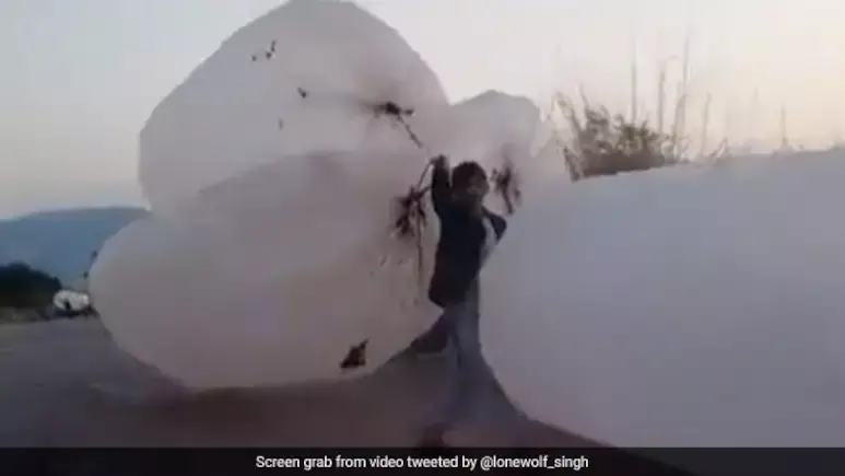 ചെറിയൊരു തീപ്പൊരി മതി, എല്ലാം ചാരമാക്കാൻ; പാകിസ്താനിൽ പാചകവാതകം ബലൂണുകളിൽ ശേഖരിച്ച് ജനങ്ങൾ