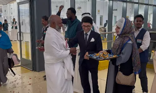 സംസ്ഥാനത്തെ ആദ്യ ഹജ്ജ് സംഘം മക്കയിലെത്തി; പുണ്യഭൂമിയിൽ ഊഷ്മള സ്വീകരണം