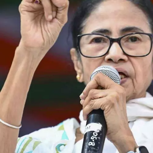 വോട്ട് അട്ടിമറിക്കാൻ ശ്രമിച്ചാൽ ജീവൻ നൽകി പോരാടും: ഭവാനിപൂരിലെ സ്ട്രോങ്ങ് റൂമിൽ അർദ്ധരാത്രി മിന്നൽ സന്ദർശനം നടത്തി മമത ബാനർജി