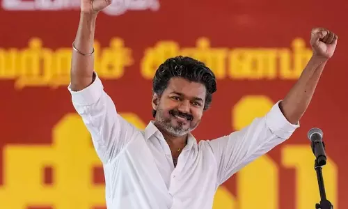 മതേതര സർക്കാരുണ്ടാക്കുമെന്ന് വിജയ്, കൈ കൊടുക്കാൻ കോൺഗ്രസ്?; തമിഴ്നാട് രാഷ്ട്രീയത്തിൽ നിർണായക നീക്കങ്ങൾ