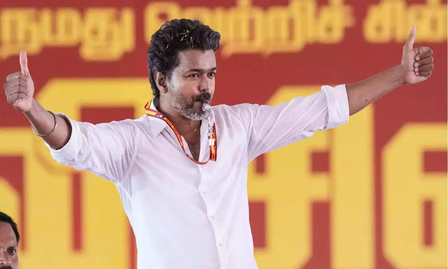 കോളജ് ഡ്രോപ്പ് ഔട്ടിൽ നിന്ന് മുഖ്യമന്ത്രിക്കസേരയിലേക്ക്; വിജയ് സിനിമകളെ വെല്ലുന്ന ദളപതിയുടെ രാഷ്ട്രീയ യാത്ര