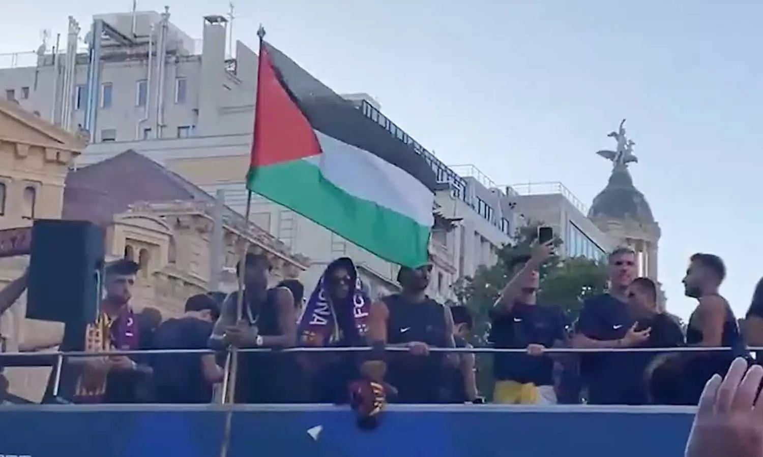 Lamine Yamal waves Palestine flag Lamine Yamal waves Palestine flag