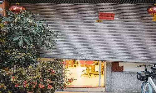 മനുഷ്യത്വത്തിന്റെ മറുമുഖം; അപരിചിതനായ മൂന്നു വയസുള്ള അർബുദ ബാധിതനെ രക്ഷിക്കാൻ രണ്ടാഴ്ച കച്ചവടം നിർത്തിവെച്ചു; പിന്തുണയുമായി ആയിരങ്ങൾ