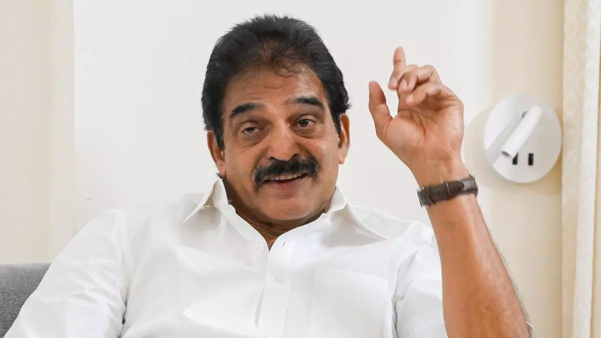 ആർഎസ്എസ് പരിപാടിയിൽ പങ്കെടുത്ത വിസിമാർ കേരളത്തിന് അപമാനം; ഗണവേഷം കെട്ടി ശാഖകളിൽ ഗണഗീതം പാടുന്നതാണ് ഇവർക്ക് നല്ലത്: കെ.സി വേണുഗോപാൽ ആർഎസ്എസ് പരിപാടിയിൽ പങ്കെടുത്ത വിസിമാർ കേരളത്തിന് അപമാനം; ഗണവേഷം കെട്ടി ശാഖകളിൽ ഗണഗീതം പാടുന്നതാണ് ഇവർക്ക് നല്ലത്: കെ.സി വേണുഗോപാൽ