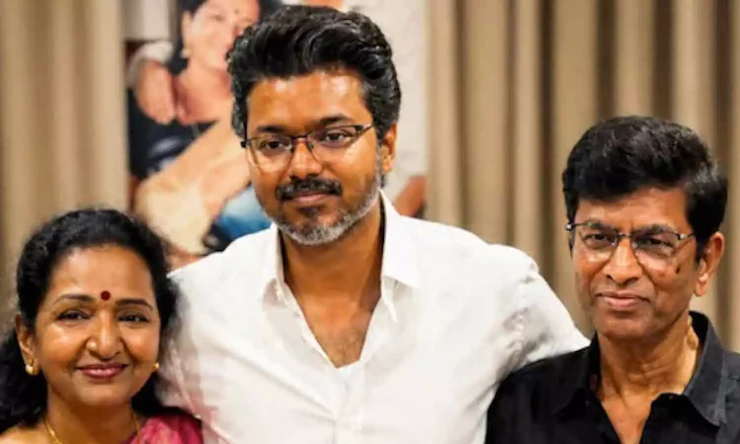 അമ്മ ഹിന്ദു, അച്ഛൻ ക്രിസ്ത്യൻ; മതാതീതമായ ദൈവവിശ്വാസത്തെക്കുറിച്ച് വിജയ്, വൈറലായി പഴയ അഭിമുഖം അമ്മ ഹിന്ദു, അച്ഛൻ ക്രിസ്ത്യൻ; മതാതീതമായ ദൈവവിശ്വാസത്തെക്കുറിച്ച് വിജയ്, വൈറലായി പഴയ അഭിമുഖം
