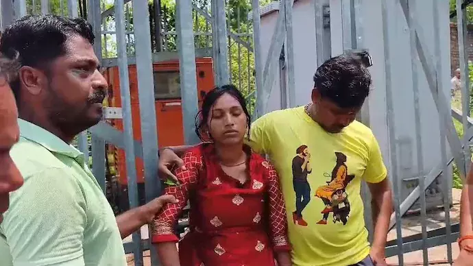 അറസ്റ്റ് ചെയ്ത കാമുകനെ വിട്ടയച്ചില്ലെങ്കിൽ ഇപ്പോൾ ചാടും;  മൊബൈൽ ടവറിന് മുകളിൽ കയറി യുവതിയുടെ സാഹസം
