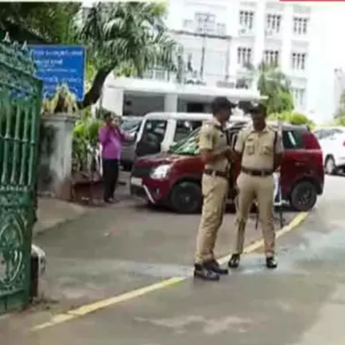 പത്ത് വർഷത്തിന് ശേഷം സെക്രട്ടേറിയറ്റിന്റെ സമരകവാടം തുറന്നു; ബാരിക്കേഡുകൾ നീക്കി പുതിയ സർക്കാർ