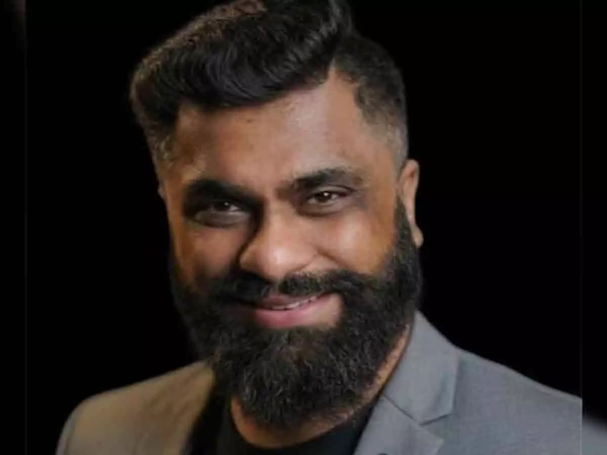 5 ലക്ഷത്തിന്റെ ജോലി പോയി, 2 കോടിയുടെ ലോൺ; തോറ്റുകൊടുക്കാതെ വ്യവസായ സാമ്രാജ്യം കെട്ടിപൊക്കി, ഈ ജീവിതകഥ വൈറൽ! 5 ലക്ഷത്തിന്റെ ജോലി പോയി, 2 കോടിയുടെ ലോൺ; തോറ്റുകൊടുക്കാതെ വ്യവസായ സാമ്രാജ്യം കെട്ടിപൊക്കി, ഈ ജീവിതകഥ വൈറൽ!