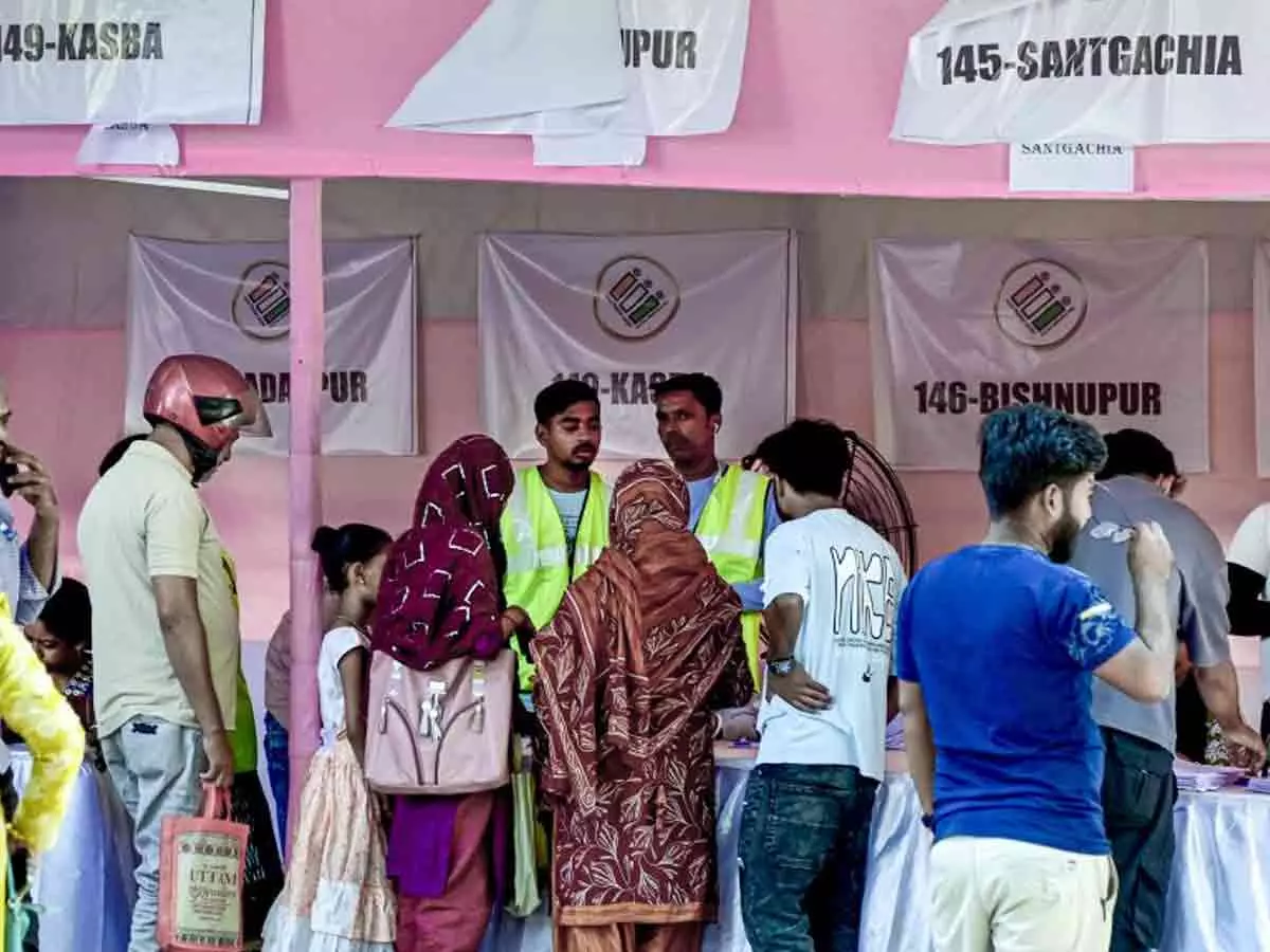 റേഷനും പെൻഷനുമില്ല; വോട്ടിനൊപ്പം പൗരത്വവും ആനുകൂല്യങ്ങളും റദ്ദാക്കുന്ന എസ്ഐആർ റേഷനും പെൻഷനുമില്ല; വോട്ടിനൊപ്പം പൗരത്വവും ആനുകൂല്യങ്ങളും റദ്ദാക്കുന്ന എസ്ഐആർ