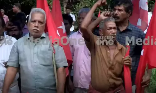 മലയിടംതുരുത്ത് ഉന്നതിയിലെ കുടിയൊഴിപ്പിക്കൽ; ഉടൻ പൂർത്തിയാക്കണമെന്ന് കോടതി നിർദേശം മലയിടംതുരുത്ത് ഉന്നതിയിലെ കുടിയൊഴിപ്പിക്കൽ; ഉടൻ പൂർത്തിയാക്കണമെന്ന് കോടതി നിർദേശം