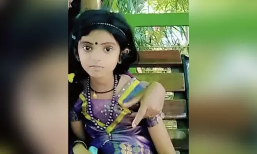 നിയന്ത്രണം വിട്ട കാർ കുഴിയിലേക്ക് മറിഞ്ഞ് ഏഴു വയസുകാരി മരിച്ചു നിയന്ത്രണം വിട്ട കാർ കുഴിയിലേക്ക് മറിഞ്ഞ് ഏഴു വയസുകാരി മരിച്ചു