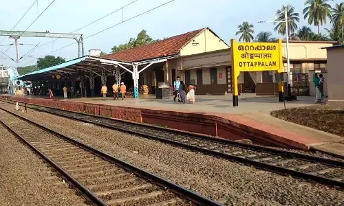 ട്രെയിനിൽ കയറാൻ ശ്രമിക്കുന്നതിനിടെ ട്രാക്കിലേക്ക് വീണ യാത്രക്കാരന്റെ കാലറ്റു ട്രെയിനിൽ കയറാൻ ശ്രമിക്കുന്നതിനിടെ ട്രാക്കിലേക്ക് വീണ യാത്രക്കാരന്റെ കാലറ്റു