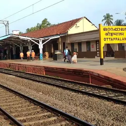 ട്രെയിനിൽ കയറാൻ ശ്രമിക്കുന്നതിനിടെ ട്രാക്കിലേക്ക് വീണ യാത്രക്കാരന്റെ കാലറ്റു