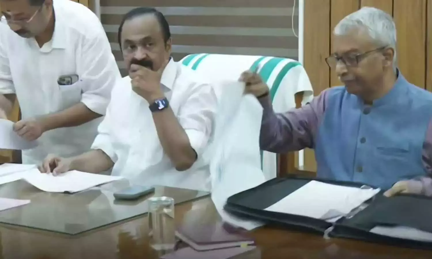 ഗവർണറുടെ നയപ്രഖ്യാപന പ്രസംഗത്തിന്റെ കരടിന് ഇന്ന് മന്ത്രിസഭായോഗം അംഗീകാരം നൽകും ഗവർണറുടെ നയപ്രഖ്യാപന പ്രസംഗത്തിന്റെ കരടിന് ഇന്ന് മന്ത്രിസഭായോഗം അംഗീകാരം നൽകും
