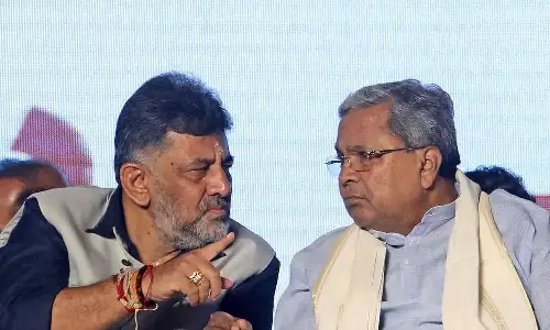 സിദ്ധരാമയ്യയും ഡി.കെ ശിവകുമാറും ഡൽഹിയിലേക്ക്; പ്രശ്‌ന പരിഹാരത്തിന് ഹൈക്കമാൻഡിന് മുന്നിൽ മൂന്ന് വഴികൾ