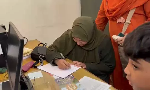 കൂടെയുണ്ടെന്ന് പറഞ്ഞ ഉറപ്പ് മുഖ്യമന്ത്രി പാലിച്ചു, അവഗണിച്ച് പുച്ഛിച്ച് തള്ളിയവർക്കുള്ള മറുപടി: ഹർഷിന ജോലിയിൽ പ്രവേശിച്ചു കൂടെയുണ്ടെന്ന് പറഞ്ഞ ഉറപ്പ് മുഖ്യമന്ത്രി പാലിച്ചു, അവഗണിച്ച് പുച്ഛിച്ച് തള്ളിയവർക്കുള്ള മറുപടി: ഹർഷിന ജോലിയിൽ പ്രവേശിച്ചു