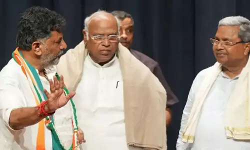 കർണാടകയിൽ ട്വിസ്റ്റ്; സിദ്ധരാമയ്യയും ഡി.കെയും അല്ല, മുഖ്യമന്ത്രിയാവാൻ മല്ലികാർജുൻ ഖാർഗെ? കർണാടകയിൽ ട്വിസ്റ്റ്; സിദ്ധരാമയ്യയും ഡി.കെയും അല്ല, മുഖ്യമന്ത്രിയാവാൻ മല്ലികാർജുൻ ഖാർഗെ?