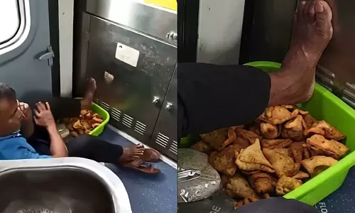 അറപ്പുളവാക്കുന്നു; സമോസക്ക് മുകളില് കാല് വെച്ച് ഫോണില് സംസാരിക്കുന്ന വില്പ്പനക്കാരന്-ട്രെയിന് യാത്രക്കാരെ ഞെട്ടിച്ച് വിഡിയോ അറപ്പുളവാക്കുന്നു; സമോസക്ക് മുകളില് കാല് വെച്ച് ഫോണില് സംസാരിക്കുന്ന വില്പ്പനക്കാരന്-ട്രെയിന് യാത്രക്കാരെ ഞെട്ടിച്ച് വിഡിയോ