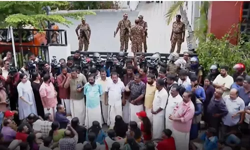 ഇഡി റെയ്ഡിലെ സംഘര്ഷം; ഡിജിപിയോട് വിവരങ്ങൾ ആരാഞ്ഞ് ഗവർണർ ഇഡി റെയ്ഡിലെ സംഘര്ഷം; ഡിജിപിയോട് വിവരങ്ങൾ ആരാഞ്ഞ് ഗവർണർ