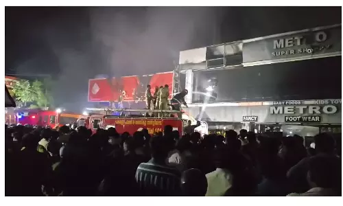 കായംകുളത്ത് ഷോപ്പിങ് കോംപ്ലക്സില് വന് തീപിടിത്തം കായംകുളത്ത് ഷോപ്പിങ് കോംപ്ലക്സില് വന് തീപിടിത്തം