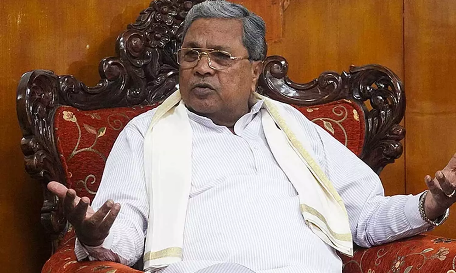 135 എംഎൽഎമാരിൽ 109 പേരുടെയും പിന്തുണ; ഏക ഒബിസി മുഖം, എന്നിട്ടും മുഖ്യമന്ത്രി സ്ഥാനത്തുനിന്ന് മാറാൻ സിദ്ധരാമയ്യ; കർണാടകത്തിലും വി.ഡി സതീശൻ എഫക്ട്? 135 എംഎൽഎമാരിൽ 109 പേരുടെയും പിന്തുണ; ഏക ഒബിസി മുഖം, എന്നിട്ടും മുഖ്യമന്ത്രി സ്ഥാനത്തുനിന്ന് മാറാൻ സിദ്ധരാമയ്യ; കർണാടകത്തിലും വി.ഡി സതീശൻ എഫക്ട്?