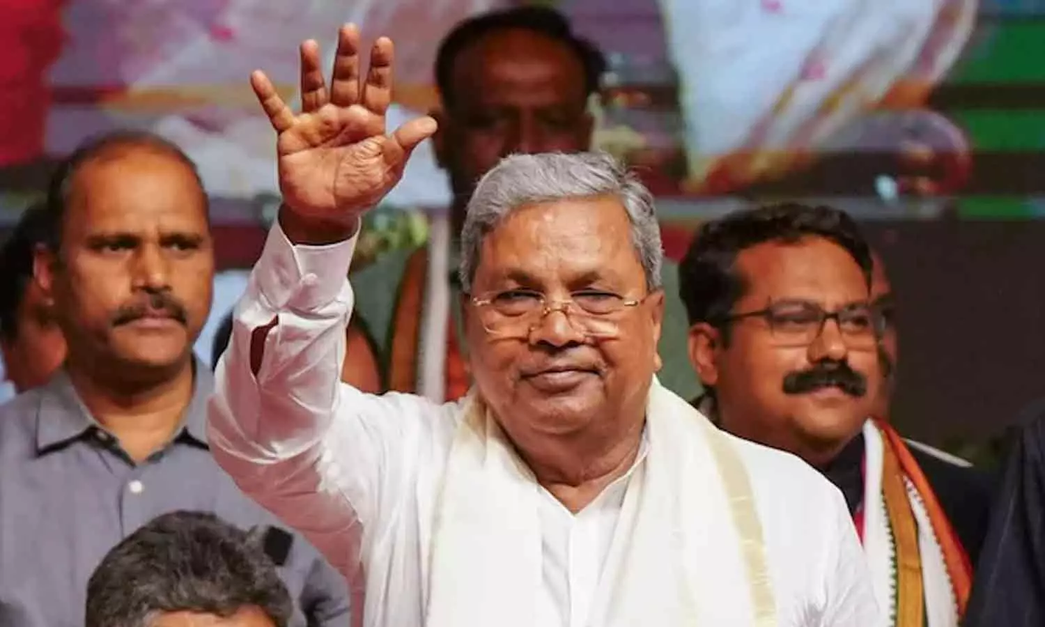 രാജിക്കത്ത് നൽകിയതിന് പിന്നാലെ രാഹുൽ ഗാന്ധിയെ കണ്ട് സിദ്ധരാമയ്യ; കൈമാറിയ കത്തിലെ ആവശ്യങ്ങൾ എന്തൊക്കെ ? രാജിക്കത്ത് നൽകിയതിന് പിന്നാലെ രാഹുൽ ഗാന്ധിയെ കണ്ട് സിദ്ധരാമയ്യ; കൈമാറിയ കത്തിലെ ആവശ്യങ്ങൾ എന്തൊക്കെ ?