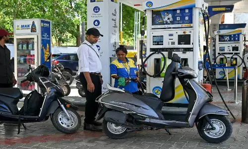 വീണ്ടും ഇരുട്ടടി: രാജ്യത്ത് ഇന്ധന വില വീണ്ടും കൂട്ടി