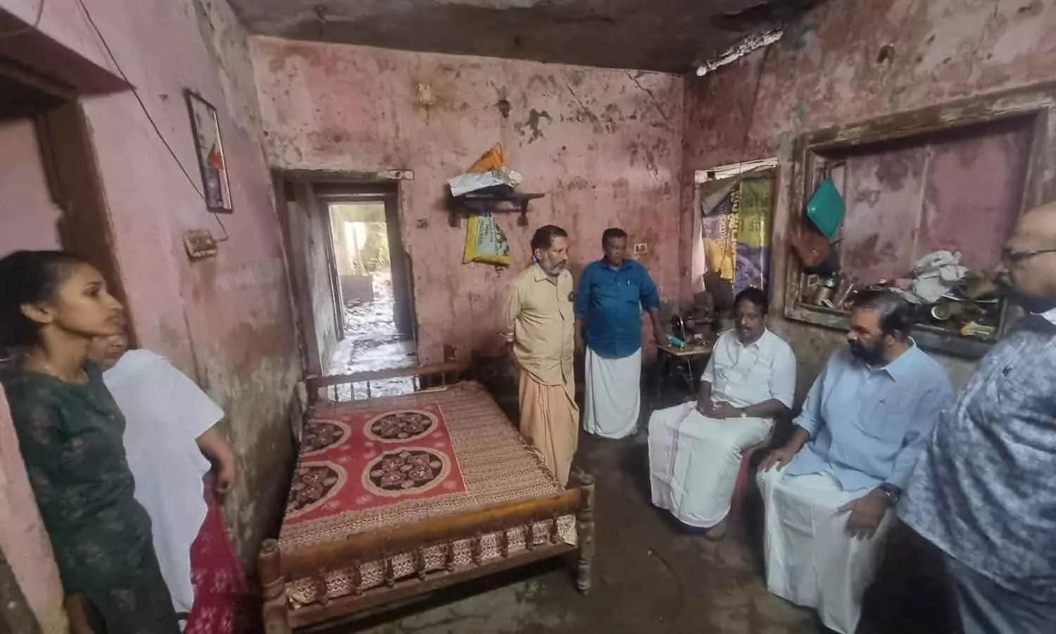 ഇഡി ഉദ്യോഗസ്ഥരെ ആക്രമിച്ച കേസ്: സിപിഎം പ്രവർത്തകന്റെ വീടിന്റെ ഫോട്ടോ ചർച്ചയാകുന്നു ഇഡി ഉദ്യോഗസ്ഥരെ ആക്രമിച്ച കേസ്: സിപിഎം പ്രവർത്തകന്റെ വീടിന്റെ ഫോട്ടോ ചർച്ചയാകുന്നു