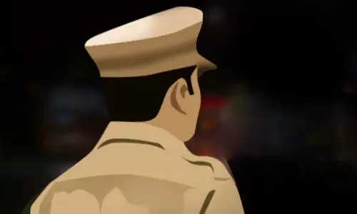 സ്വർണം പിടികൂടുന്നതിൽ വീഴ്ച; കരിപ്പൂർ പൊലീസ് സ്റ്റേഷനിലെ മൂന്ന് ഉദ്യോഗസ്ഥർക്ക് കസ്റ്റംസ് നോട്ടീസ് സ്വർണം പിടികൂടുന്നതിൽ വീഴ്ച; കരിപ്പൂർ പൊലീസ് സ്റ്റേഷനിലെ മൂന്ന് ഉദ്യോഗസ്ഥർക്ക് കസ്റ്റംസ് നോട്ടീസ്
