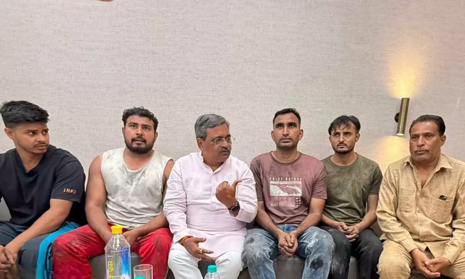 ‘ആ ജീവനുകളെ രക്ഷിച്ചത് ഇവർ’; ഡൽഹി ദുരന്തത്തിൽ രക്ഷകരായ മുസ്ലിം ചെറുപ്പക്കാരോട് നന്ദി പറഞ്ഞ് ബിജെപി എംഎൽഎ ‘ആ ജീവനുകളെ രക്ഷിച്ചത് ഇവർ’; ഡൽഹി ദുരന്തത്തിൽ രക്ഷകരായ മുസ്ലിം ചെറുപ്പക്കാരോട് നന്ദി പറഞ്ഞ് ബിജെപി എംഎൽഎ