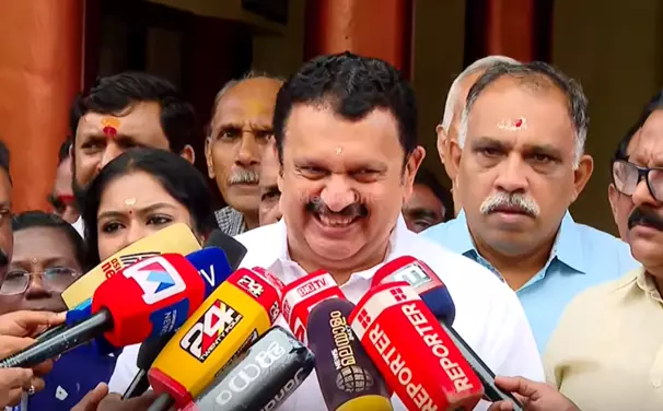 റിയാസിനെ മന്ത്രിയാക്കിയപ്പോൾ അമ്മായിയപ്പന്റെ ക്യാബിനറ്റിൽ മരുമോനെ മന്ത്രിയാക്കിയെന്ന് ഞങ്ങൾ പറഞ്ഞിട്ടില്ല; കെ.മുരളീധരൻ റിയാസിനെ മന്ത്രിയാക്കിയപ്പോൾ അമ്മായിയപ്പന്റെ ക്യാബിനറ്റിൽ മരുമോനെ മന്ത്രിയാക്കിയെന്ന് ഞങ്ങൾ പറഞ്ഞിട്ടില്ല; കെ.മുരളീധരൻ