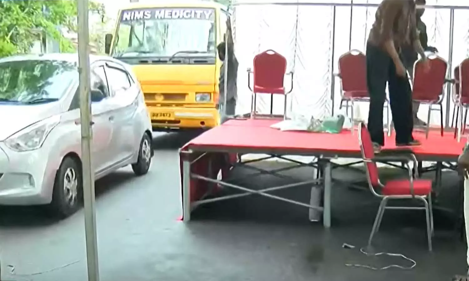 റോഡിന് കുറുകെ സ്റ്റേജ്; പരിപാടി ഫ്ലാഗ് ഓഫ് ചെയ്തത് തിരുവനന്തപുരം നഗരസഭാ മേയർ റോഡിന് കുറുകെ സ്റ്റേജ്; പരിപാടി ഫ്ലാഗ് ഓഫ് ചെയ്തത് തിരുവനന്തപുരം നഗരസഭാ മേയർ