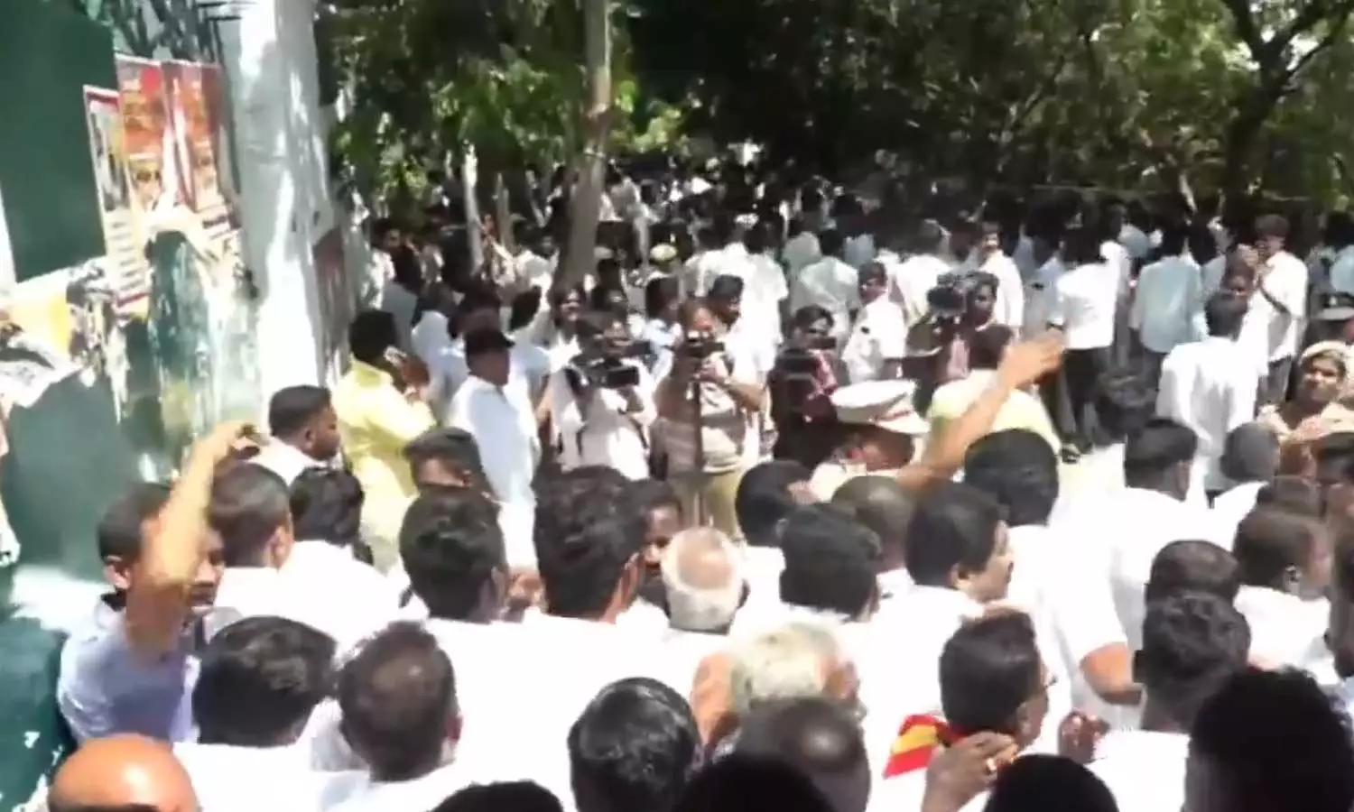 ടിവികെ ഓഫീസിന് മുന്നില് ജനപ്രവാഹം; മുന് എഐഎഡിഎംകെ മന്ത്രിമാരടക്കം പാര്ട്ടിയിലേക്ക് ടിവികെ ഓഫീസിന് മുന്നില് ജനപ്രവാഹം; മുന് എഐഎഡിഎംകെ മന്ത്രിമാരടക്കം പാര്ട്ടിയിലേക്ക്