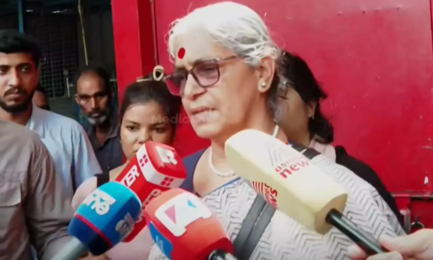 സിജെപി പ്രതിഷേധത്തിനിടെ ആനിരാജക്കെതിരെ ആക്രമണം; പിന്നിൽ ആർഎസ്എസ് എന്ന് ആരോപണം സിജെപി പ്രതിഷേധത്തിനിടെ ആനിരാജക്കെതിരെ ആക്രമണം; പിന്നിൽ ആർഎസ്എസ് എന്ന് ആരോപണം