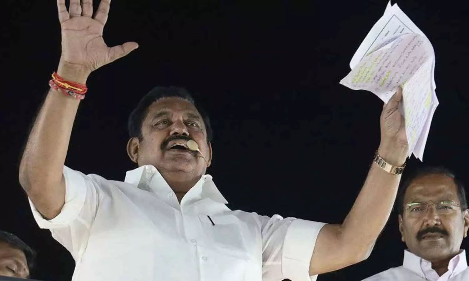 അണ്ണാഡിഎംകെ തകർച്ചയിലേക്ക്? മുൻ മന്ത്രിമാരടക്കം പ്രമുഖ നേതാക്കൾ കൂട്ടത്തോടെ വിജയിയുടെ ടിവികെയിലേക്ക് അണ്ണാഡിഎംകെ തകർച്ചയിലേക്ക്? മുൻ മന്ത്രിമാരടക്കം പ്രമുഖ നേതാക്കൾ കൂട്ടത്തോടെ വിജയിയുടെ ടിവികെയിലേക്ക്