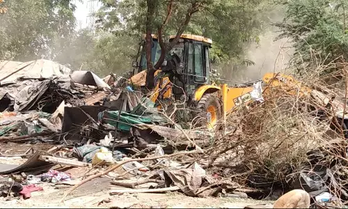ഉത്തരവിട്ടത് ആരെന്നറിയില്ല; സൂററ്റിൽ ബുൾഡോസർ ഉപയോ​ഗിച്ച് തകർത്തത് നൂറോളം വീടുകൾ