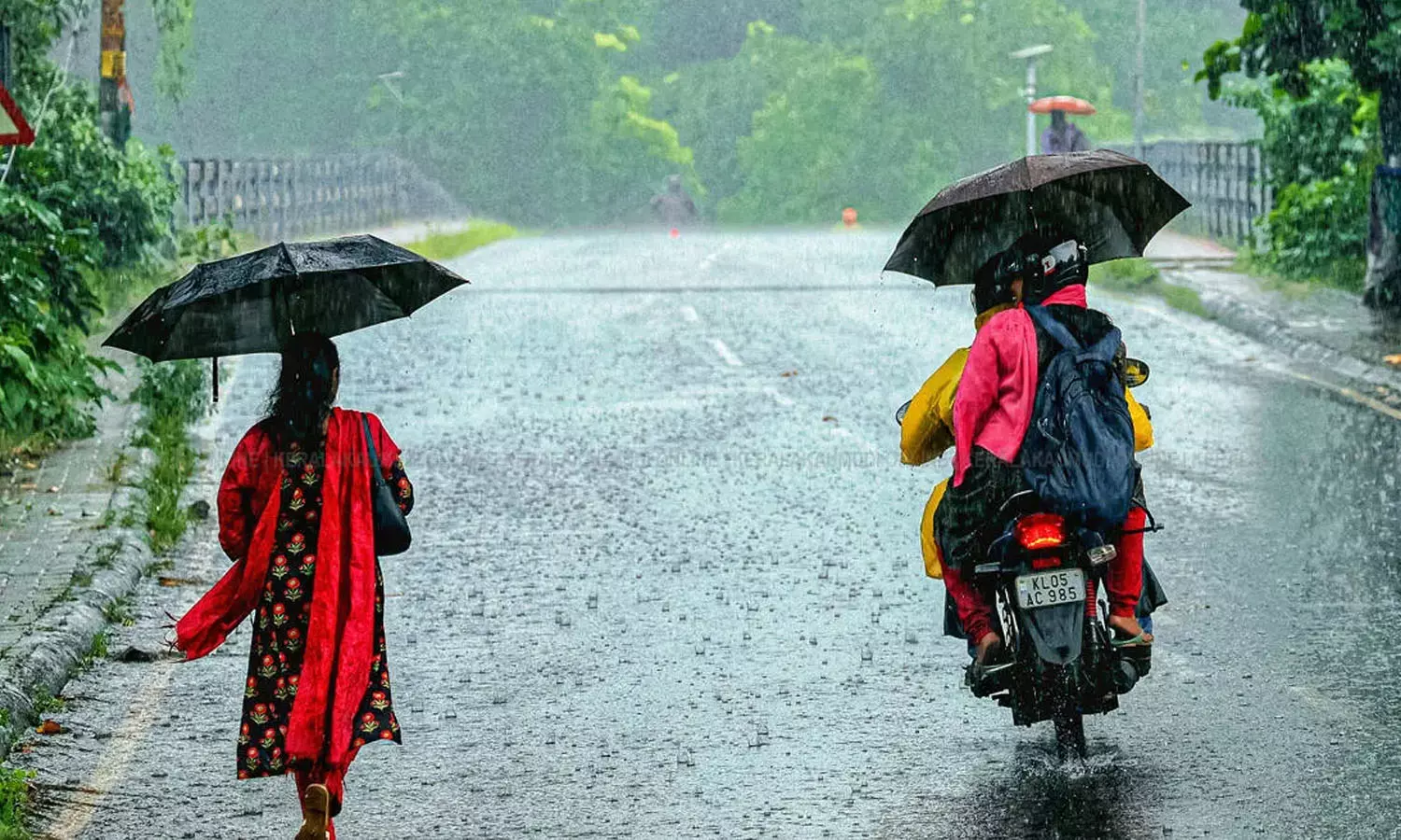 സംസ്ഥാനത്ത് മഴ കനക്കുന്നു: മൂന്ന് ജില്ലകളിൽ നാളെ റെഡ് അലർട്ട് സംസ്ഥാനത്ത് മഴ കനക്കുന്നു: മൂന്ന് ജില്ലകളിൽ നാളെ റെഡ് അലർട്ട്