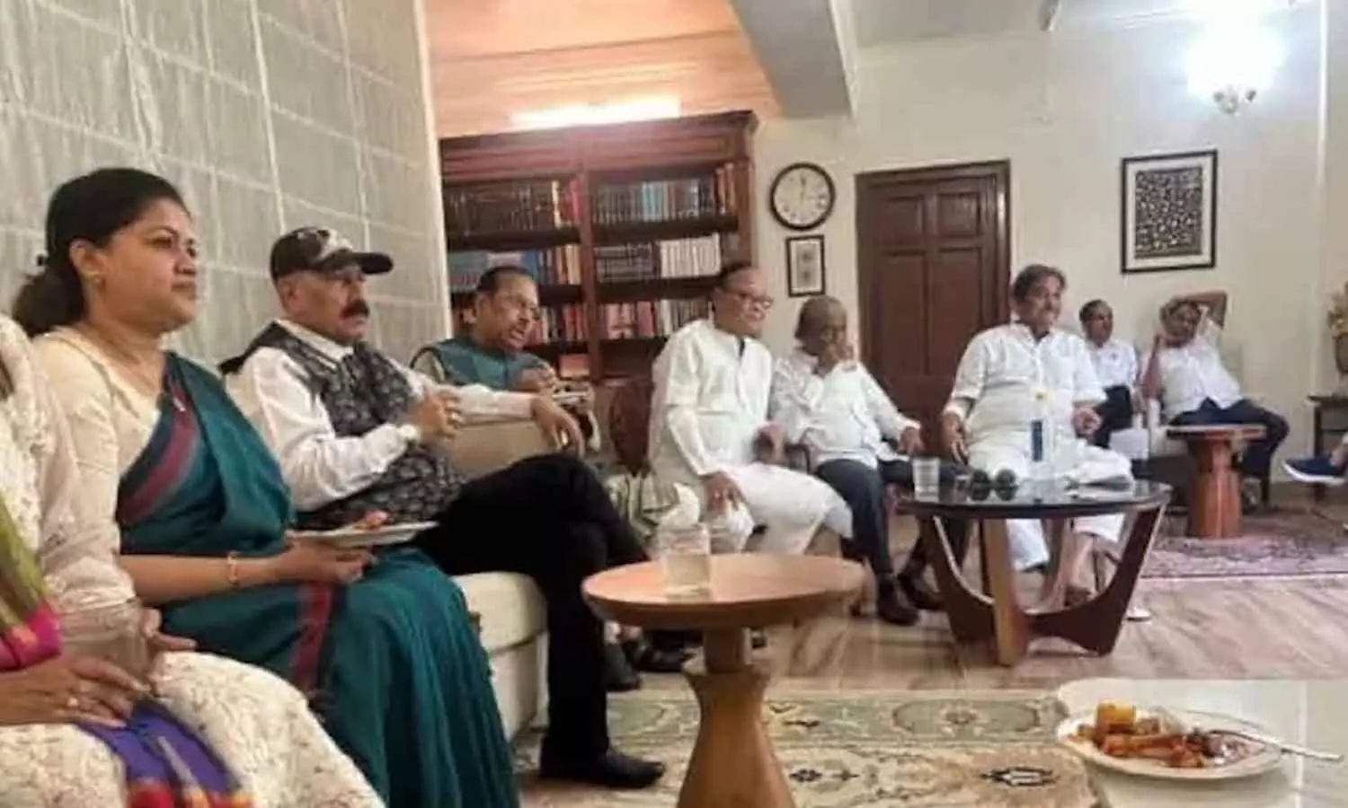 ടിഎംസി പാർലമെന്ററി പാർട്ടിയിലും പിളർപ്പ്; പ്രത്യേക ബ്ലോക്ക് ആവശ്യപ്പെട്ട് 20 എംപിമാർ സ്പീക്കർക്ക് കത്ത് നൽകി ടിഎംസി പാർലമെന്ററി പാർട്ടിയിലും പിളർപ്പ്; പ്രത്യേക ബ്ലോക്ക് ആവശ്യപ്പെട്ട് 20 എംപിമാർ സ്പീക്കർക്ക് കത്ത് നൽകി