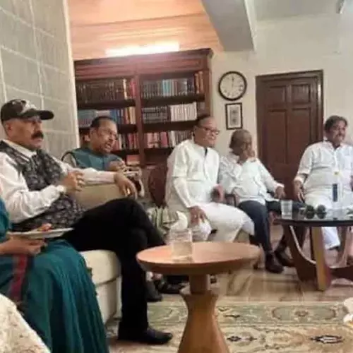 ടിഎംസി പാർലമെന്ററി പാർട്ടിയിലും പിളർപ്പ്; പ്രത്യേക ബ്ലോക്ക് ആവശ്യപ്പെട്ട് 20 എംപിമാർ സ്പീക്കർക്ക് കത്ത് നൽകി