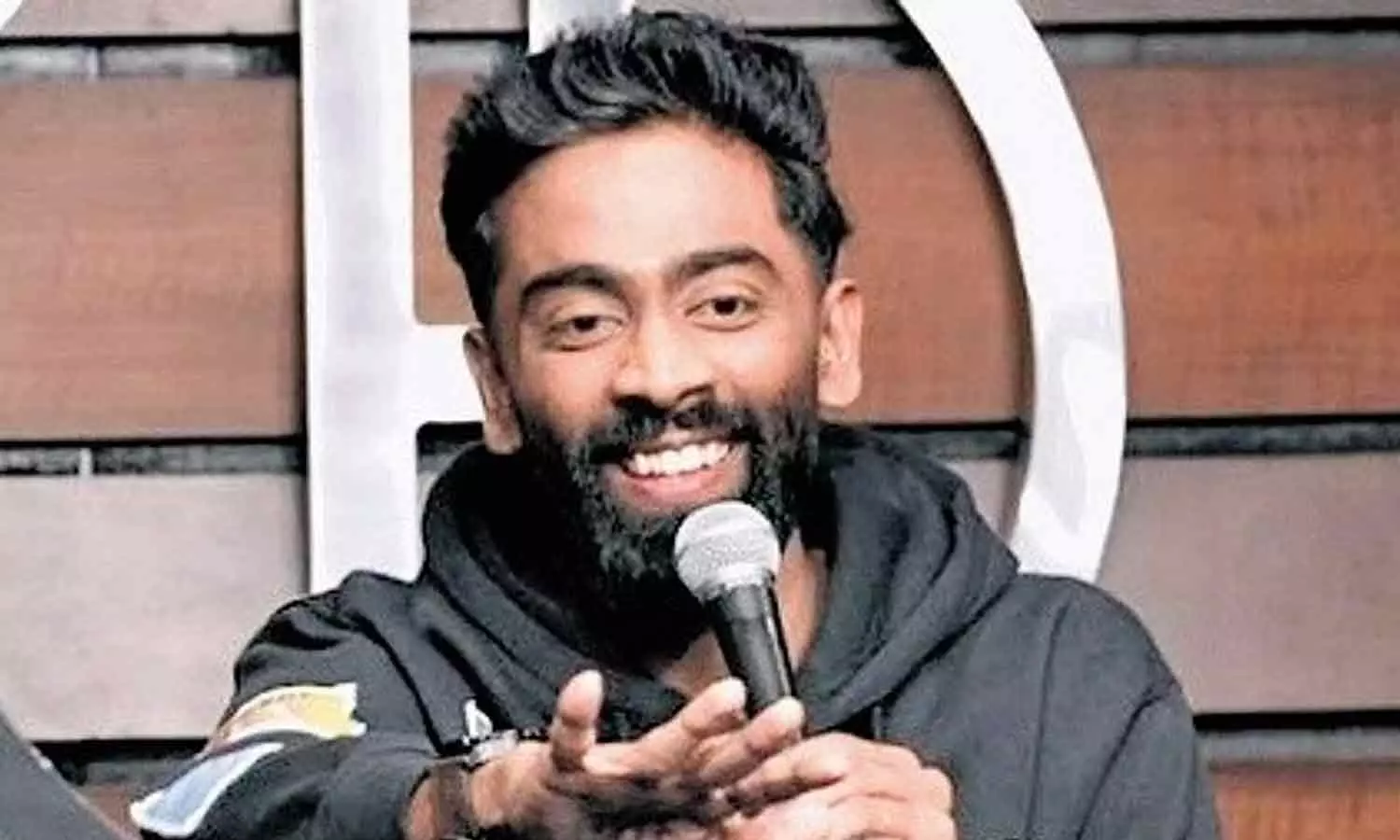 370 രൂപയുടെ ബിരിയാണി പരമാർശം; സ്റ്റാൻഡ് അപ് കൊമേഡിയനും കാണിക്കുമെതിരെ കേസെടുത്ത് വനിത കമ്മീഷനും സൈബർ പൊലീസും 370 രൂപയുടെ ബിരിയാണി പരമാർശം; സ്റ്റാൻഡ് അപ് കൊമേഡിയനും കാണിക്കുമെതിരെ കേസെടുത്ത് വനിത കമ്മീഷനും സൈബർ പൊലീസും