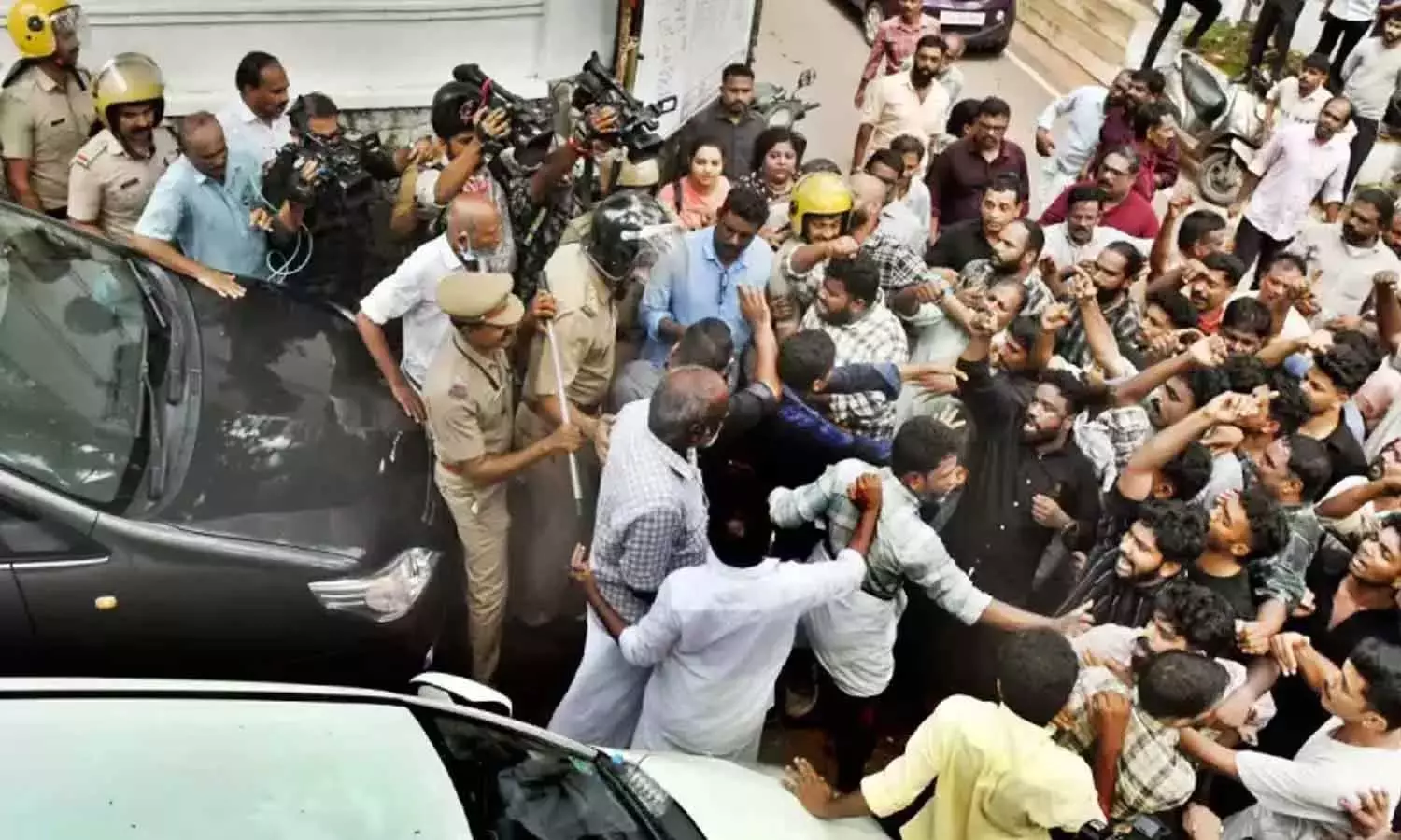 ഇഡി ഉദ്യോഗസ്ഥരെ ആക്രമിച്ച കേസ്; ഐപി ബിനു അടക്കം ഏഴ് പേർ പൊലീസ് കസ്റ്റഡിയിൽ ഇഡി ഉദ്യോഗസ്ഥരെ ആക്രമിച്ച കേസ്; ഐപി ബിനു അടക്കം ഏഴ് പേർ പൊലീസ് കസ്റ്റഡിയിൽ