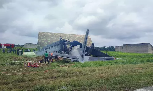 അസമിലെ ജോർഹട്ടിൽ സൈനിക വിമാനം തകർന്നുവീണു; പൈലറ്റ് മരിച്ചതായി റിപ്പോര്ട്ട് അസമിലെ ജോർഹട്ടിൽ സൈനിക വിമാനം തകർന്നുവീണു; പൈലറ്റ് മരിച്ചതായി റിപ്പോര്ട്ട്