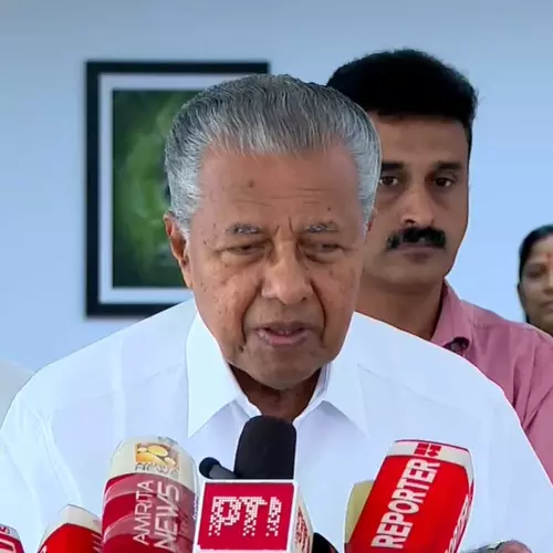 നേരിട്ട് കണ്ടാൽ രാഹുൽ ഗാന്ധിയെ സാധാരണയായി കെട്ടിപ്പിടിക്കാറില്ല, പക്ഷെ മോദിയെ കെട്ടിപ്പിടിച്ചിരിക്കുന്ന ഫോട്ടോ കണ്ടു: വിമർശനവുമായി പിണറായി വിജയൻ