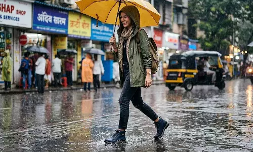 പെരുമഴയത്തും സ്റ്റൈലിൽ കോംപ്രമൈസ് വേണ്ട! മൺസൂൺ കാലത്ത് ധൈര്യമായി ധരിക്കാം ഈ മികച്ച ഷൂസുകൾ പെരുമഴയത്തും സ്റ്റൈലിൽ കോംപ്രമൈസ് വേണ്ട! മൺസൂൺ കാലത്ത് ധൈര്യമായി ധരിക്കാം ഈ മികച്ച ഷൂസുകൾ