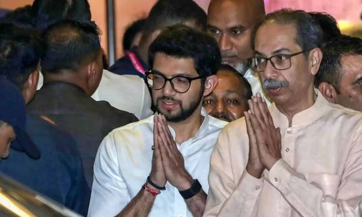 ഫോണുകൾ സ്വിച്ച് ഓഫ്; ഉദ്ദവ് താക്കറയെ വെട്ടിച്ച് എംപിമാർ? മഹാരാഷ്ട്രാ രാഷ്ട്രീയം ഡൽഹിയിലേക്ക് ഫോണുകൾ സ്വിച്ച് ഓഫ്; ഉദ്ദവ് താക്കറയെ വെട്ടിച്ച് എംപിമാർ? മഹാരാഷ്ട്രാ രാഷ്ട്രീയം ഡൽഹിയിലേക്ക്