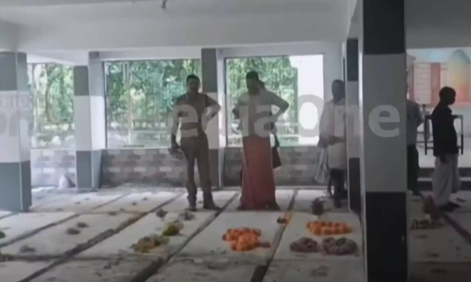 കണ്ണൂർ ഇരിട്ടിയിലെ സെമിത്തേരിയിൽ ഒരു കല്ലറയിൽ രണ്ട് മൃതദേഹം? ദുരൂഹത ആരോപിച്ച് നാട്ടുകാർ കണ്ണൂർ ഇരിട്ടിയിലെ സെമിത്തേരിയിൽ ഒരു കല്ലറയിൽ രണ്ട് മൃതദേഹം? ദുരൂഹത ആരോപിച്ച് നാട്ടുകാർ
